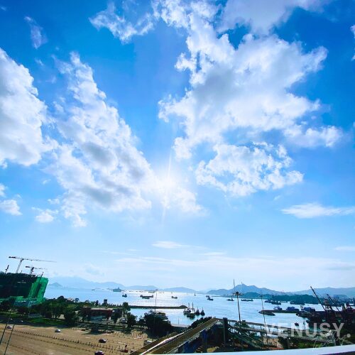 香港・リッツカールトンの周りを散策した際の太陽、青空と港の写真