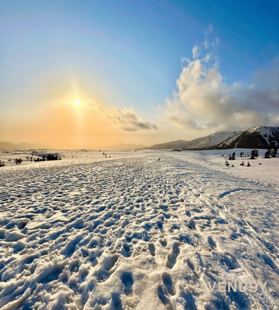 アルペンルートホテルおすすめ - 
弥陀ヶ原ホテルの雪の上を散策中の夕日写真（4月）