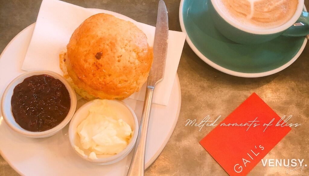 ロンドンスコーン：ゲイルズの焼きたてスコーンとカプチーノ