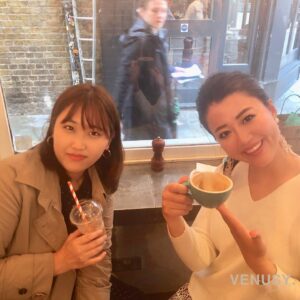 ロンドンスコーン：ゲイルズの焼きたてスコーンで出会った韓国人の子と一緒に