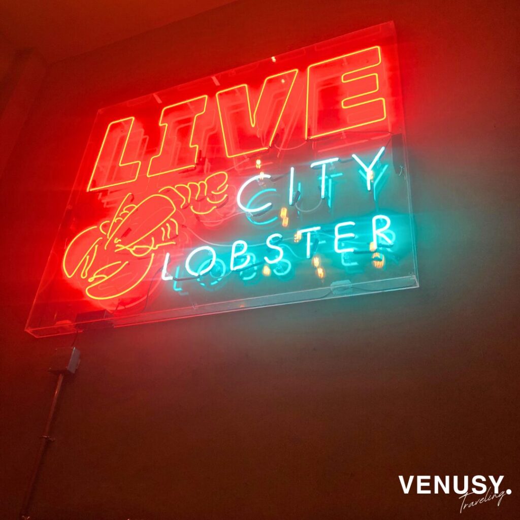 Burger & Lobster店内のネオン『Live City Lobster』が輝くスタイリッシュな空間