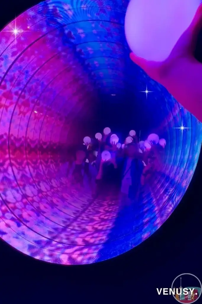 2025年大阪万博オランダ館|参加者全員でオーブをかざし「私たちはひとつ」というメッセージを受け取る感動のラストシーン