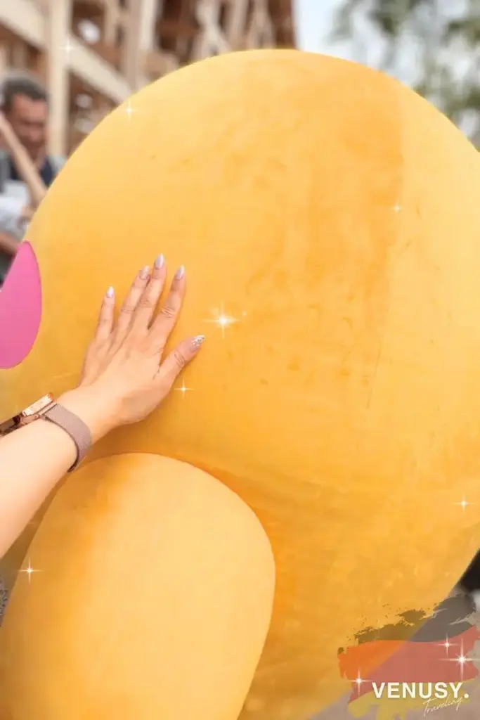大阪万博2025のドイツ館前で、サーキュラーちゃんにそっと手を添える感動の再会シーン