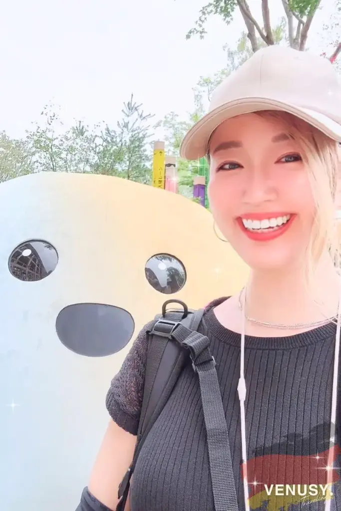 大阪万博2025。ヴィナぽ♡がキャラクター「サーキュラーちゃん」とツーショットを撮った記念写真。