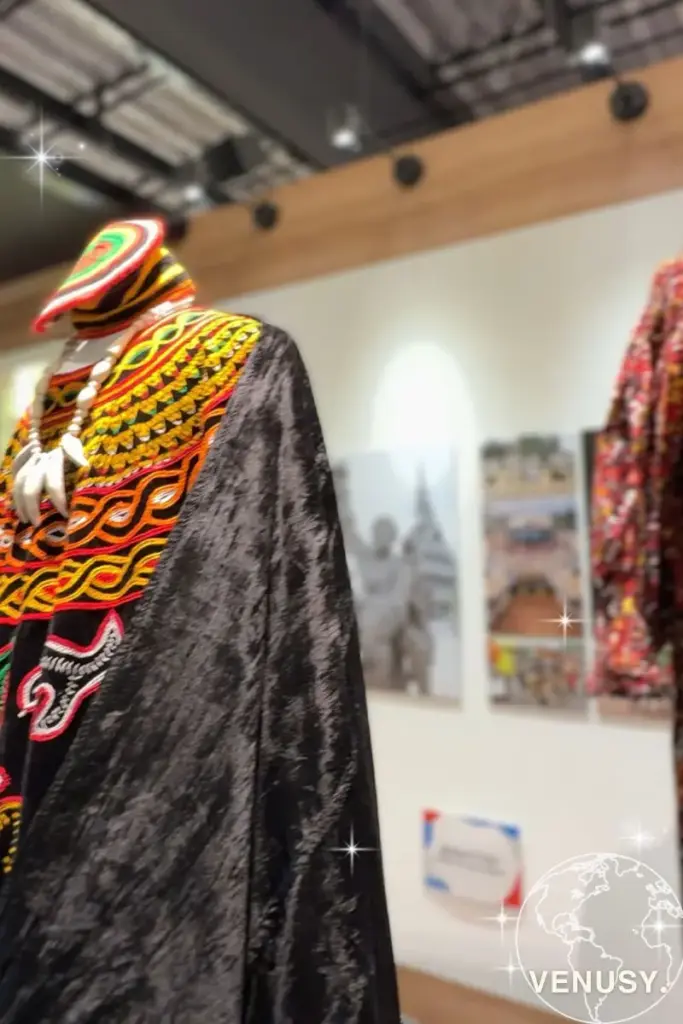 大阪万博コモンズD・カメルーンパビリオンに展示された伝統的な民族衣装