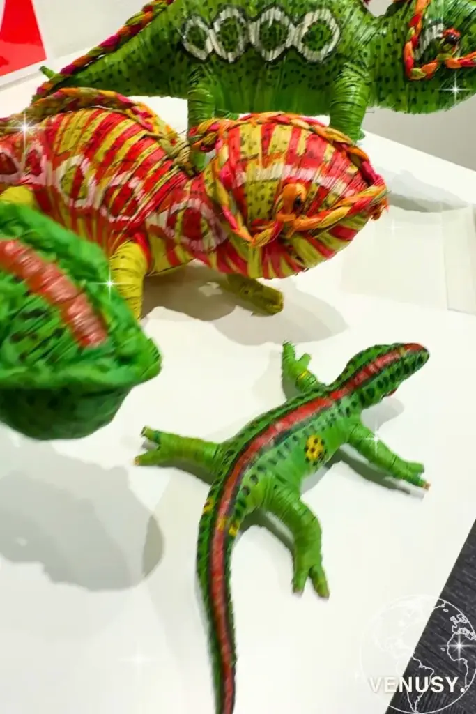 大阪万博コモンズDで展示されていたカラフルでユニークなトカゲのアート作品
