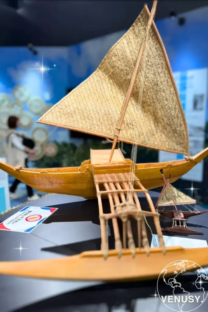 大阪万博2025・コモンズDにあるマーシャル諸島の手作りの壁掛け装飾アート。伝統的な模様と手編みの繊細さが特徴