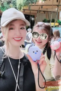 大阪万博ドイツ館のキャラクター「サーキュラーちゃん」と記念撮影する大阪マダムとヴィナぽ♡。笑顔あふれる万博のひととき