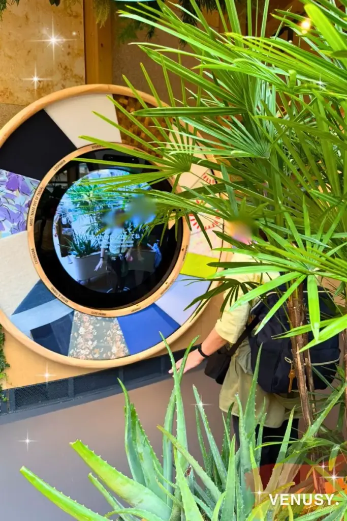 大阪万博ドイツ館の植物に囲まれたフォトスポット。服の柄を取り込んだユニークな撮影体験ができる場所♪