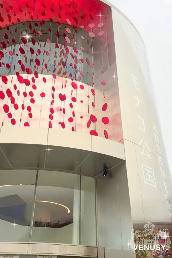 大阪・関西万博モナコ館の正面エントランスと赤い装飾デザイン | Monaco Pavilion entrance with red artistic decoration at Expo 2025 Osaka