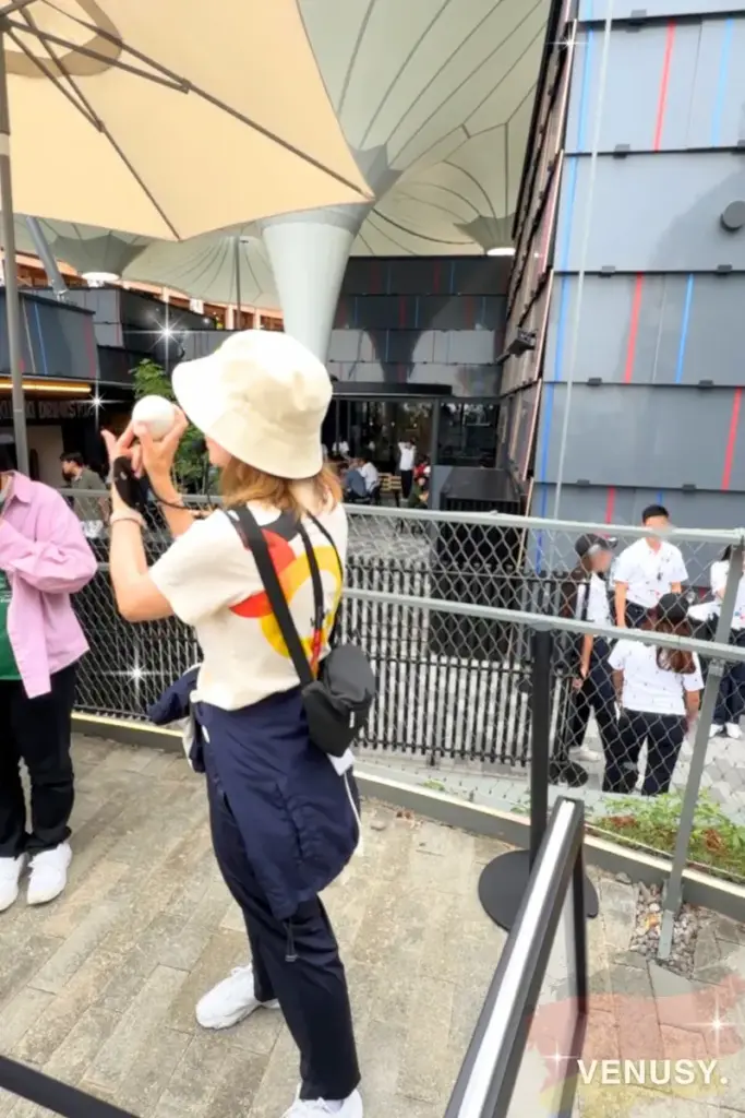 大阪万博ドイツ館でスタッフが音声ガイドの説明をする様子(ヴィナぽ♡体験前)