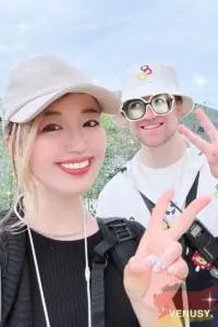 大阪万博ドイツ館の外国人スタッフとヴィナぽ♡がピースでツーショット撮影している笑顔の記念写真