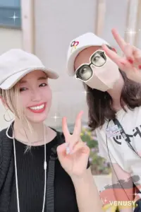 大阪・関西万博2025、ドイツ館でヴィナぽ♡とスタッフさんがピースで笑顔の記念撮影