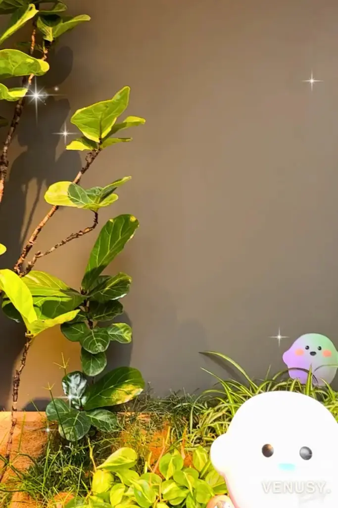 大阪万博ドイツ館の観葉植物とキャラクター「サーキュラーちゃん」が共演する癒しの植物コーナー