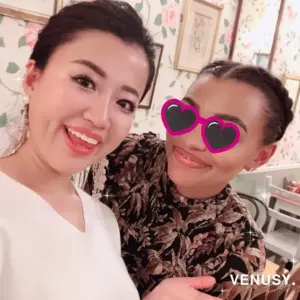 ロンドンスコーン：イングリッシュローズの笑顔がかわいい店員さんとヴィナぽ♡が一緒に写真