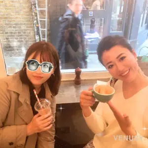 ロンドンスコーン：ゲイルズの焼きたてスコーンを食べてる時、ロンドンのカフェで偶然出会った韓国人の方とスコーン＆ドリンクを楽しむヴィナぽ♡の記念ツーショット
