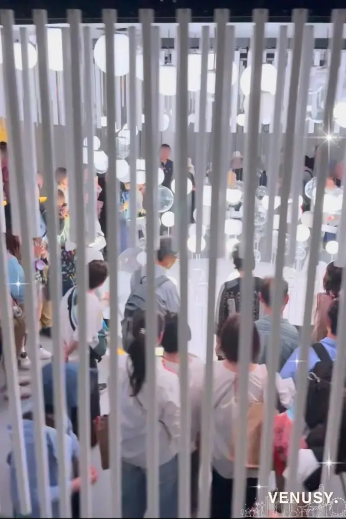 大阪万博シンガポール館の願い事ゾーンを柵越しに撮影|遠くから見ても伝わる未来体験エリアの雰囲気