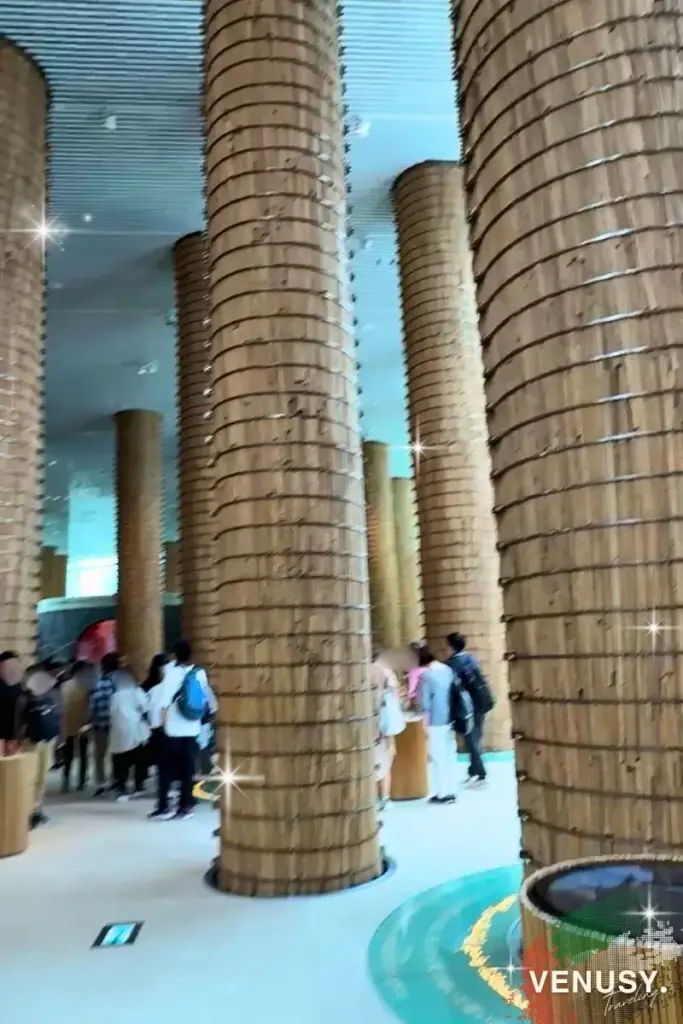 大阪・関西万博 UAE館｜UAEパビリオンの内部に立ち並ぶ、天井まで届く巨大な柱が並ぶ壮大な空間。