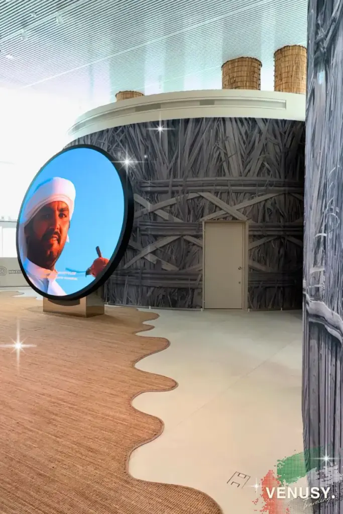 大阪・関西万博 UAE館｜UAEパビリオン内に設置された大型の円形スクリーンに映し出された男性と、独特な模様の内装。