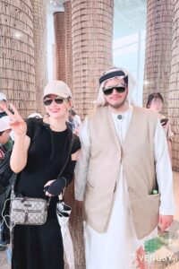 大阪・関西万博のUAEパビリオンでスタッフさんと一緒に撮影した記念写真。ヴィナぽ♡の夏の装備フルセットが印象的。