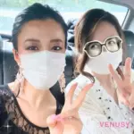 香港のタクシー内で、リッツカールトンに向かう途中のヴィナぽ♡と友人のマスク姿の記念ショット