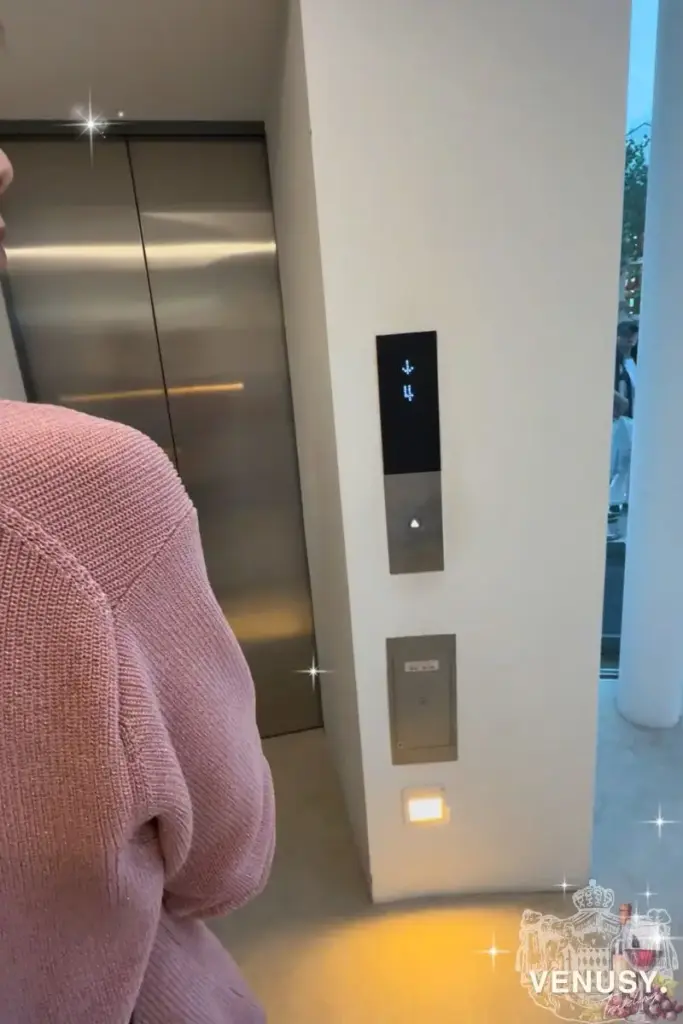 大阪・関西万博モナコ館の館内エレベーター(ワインバー3階 &4階に向かう場面) | Elevator scene heading to 3F wine bar & 4F observatory at Monaco Pavilion – Expo 2025 Osaka