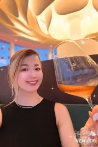 大阪・関西万博2025モナコパビリオンの天井デザインとワインを楽しむ女性。ロゼワインとともにラグジュアリーな空間を満喫。