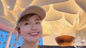 大阪・関西万博2025モナコパビリオンの天井デザインとワインを楽しむ女性。ロゼワインとともにラグジュアリーな空間を満喫。