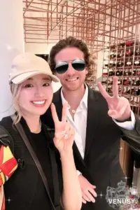 大阪・関西万博モナコ館のワインセラーにて、プロフェッショナルな男性スタッフとヴィナぽ♡が記念撮影をしている様子|Vina-po taking a commemorative photo with a professional staff member in the Monaco Pavilion wine cellar at Expo 2025 Osaka Kansai