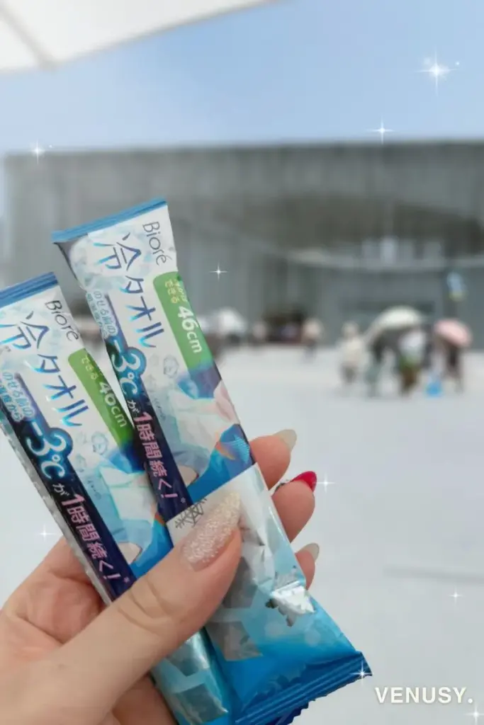 大阪・関西万博のポルトガル館前で撮影した冷感タオル。強い日差しの中、涼感アイテムとして使用されている様子がわかる会場ショット。
