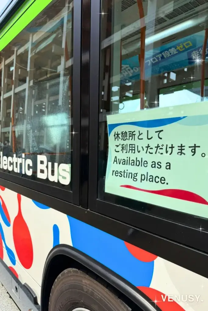 大阪万博暑さ対策の電動バスに掲示された「休憩所としてご利用ください」の案内表示