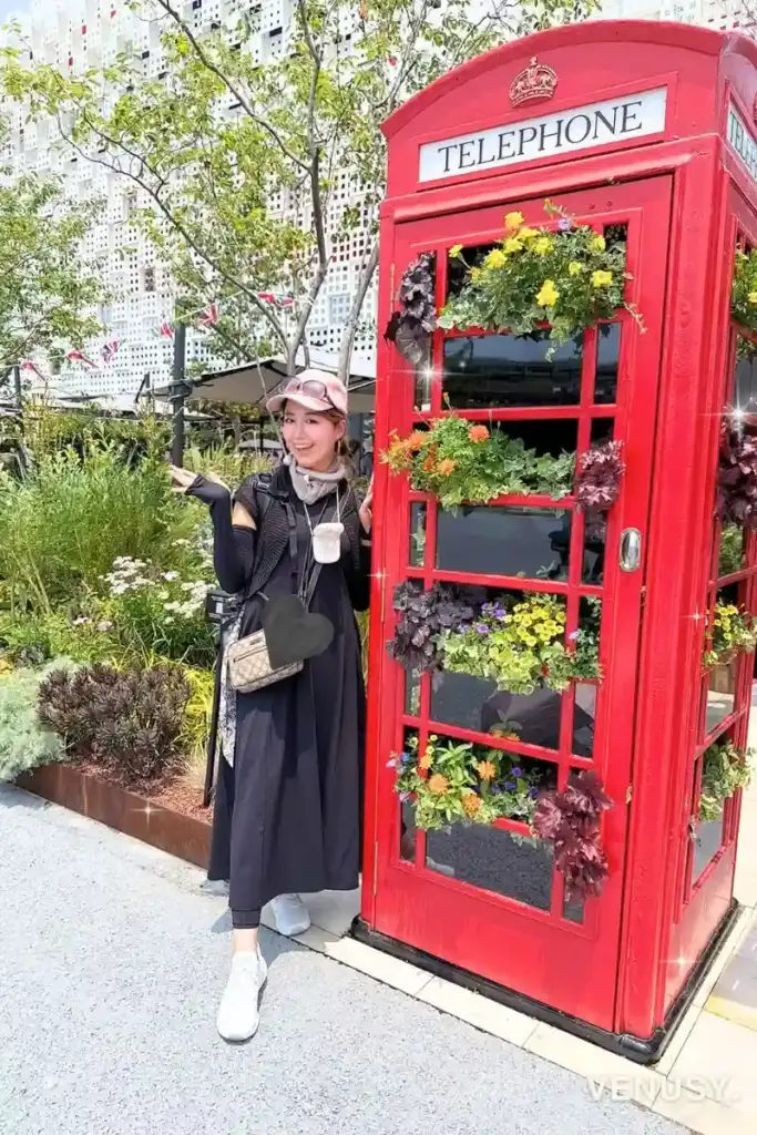 大阪・関西万博イギリス館（UK Pavilion）前で撮影した、全身UVカット＆暑さ対策フル装備のヴィナぽ♡夏コーデ。

