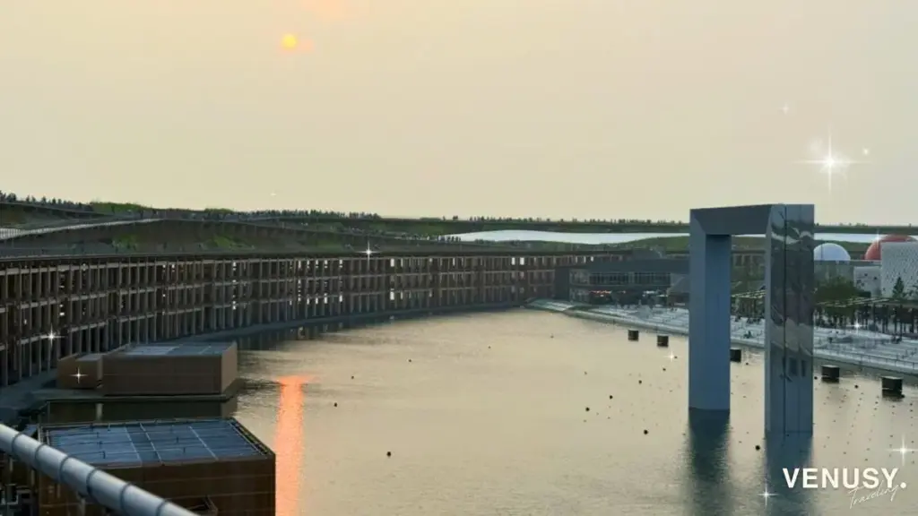 大阪万博暑さ対策としておすすめな夕暮れの大屋根リングと水辺の風景（EXPO2025）