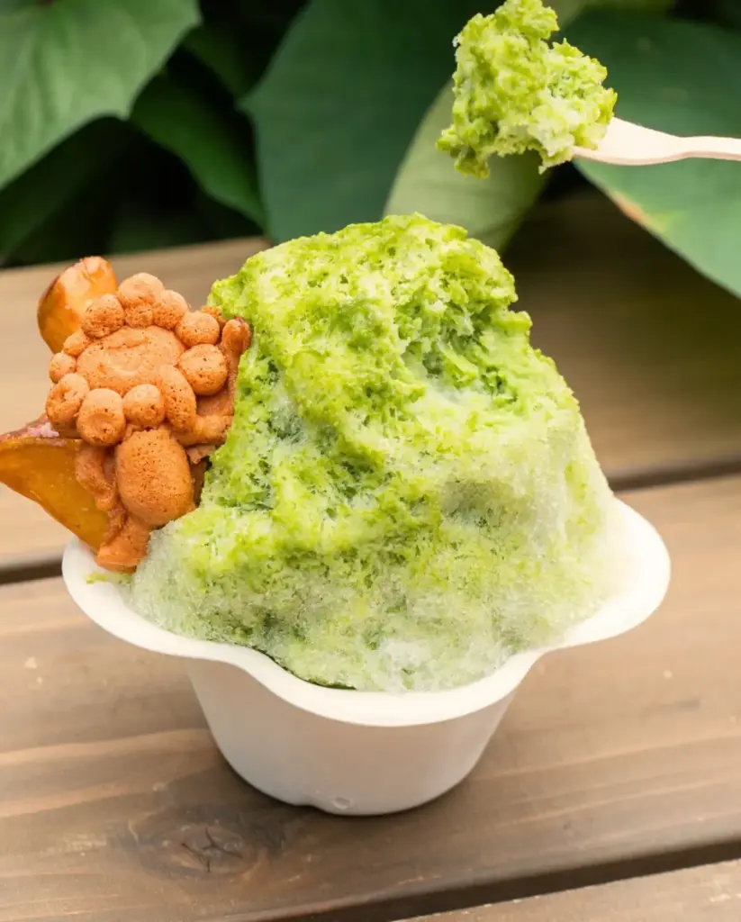 大阪・関西万博2025に5店舗を展開している「らぽっぽファーム」のミャクミャク焼きかき氷、抹茶味