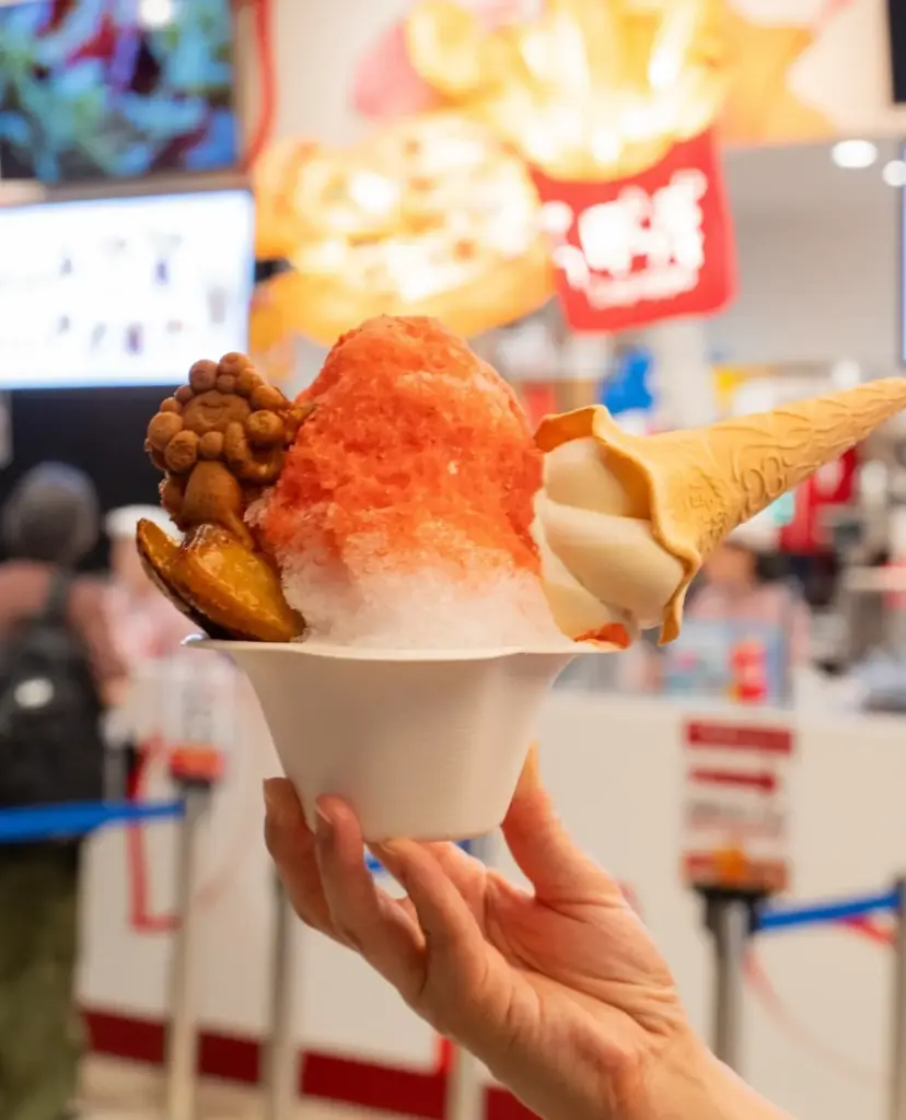 大阪・関西万博2025に5店舗を展開している「らぽっぽファーム」のミャクミャク焼きかき氷、ストロベリー味、お芋、ソフトクリーム