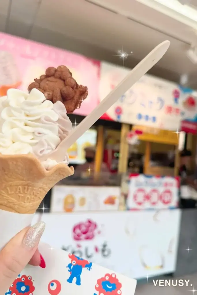 万博ミャクミャク焼きソフトクリームとミャクミャク焼きの袋を店舗内で撮影した写真｜大阪・関西万博2025東ゲート付近