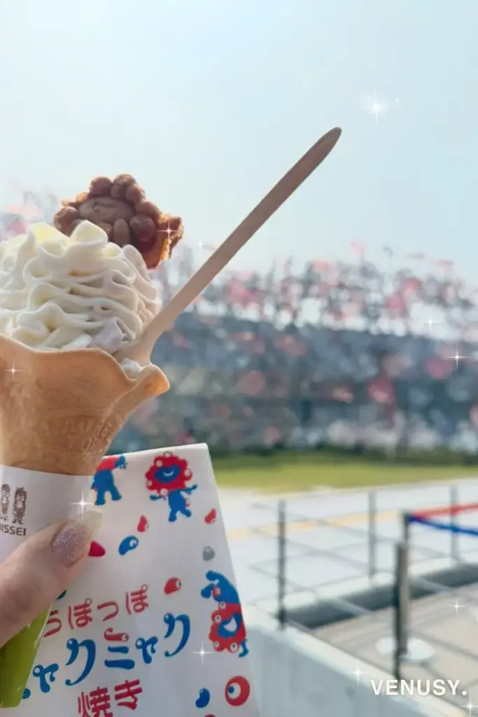 大阪・関西万博2025ノモの国の前で撮影した、万博ミャクミャク焼きソフトクリームがまだ溶けていない様子。ミャクミャク焼きの袋もセットで。