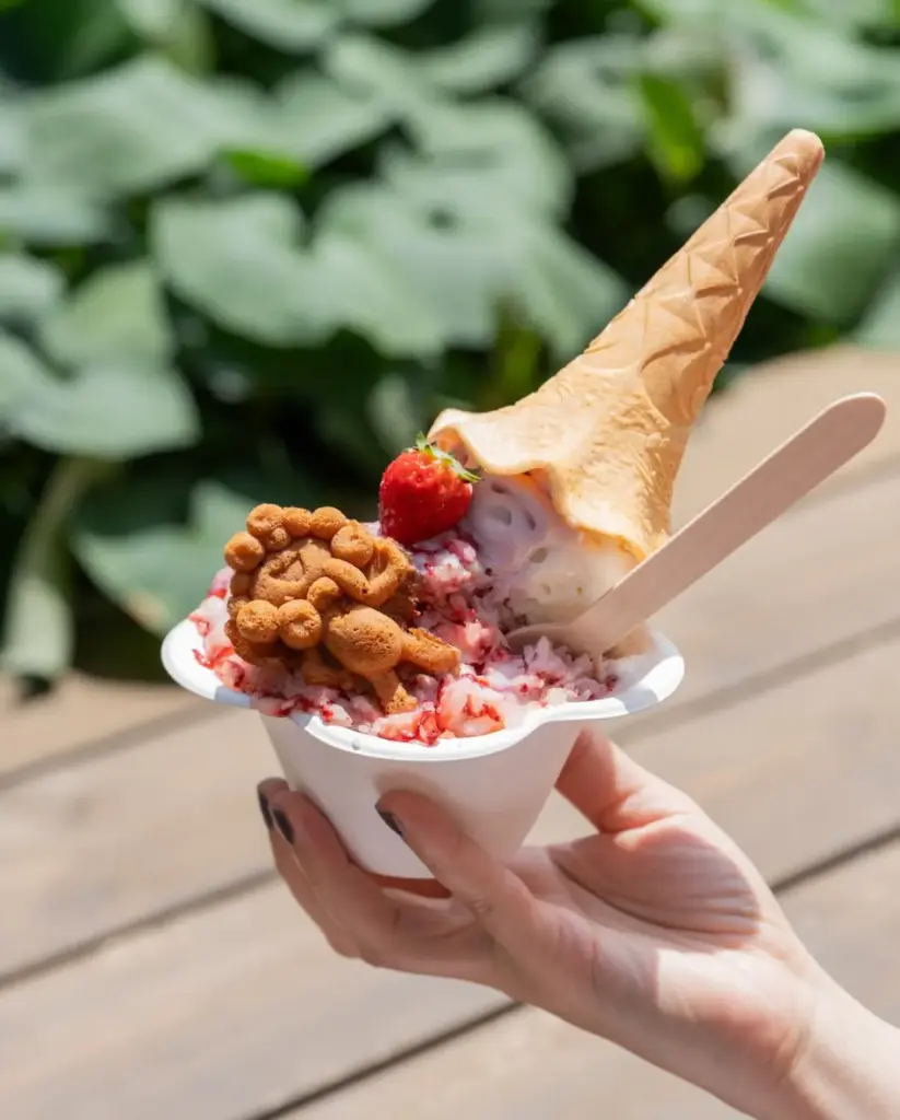 大阪・関西万博2025に5店舗を展開している「らぽっぽファーム」のミャクミャク焼きかき氷、ストロベリースライス、おいもソフトクリーム