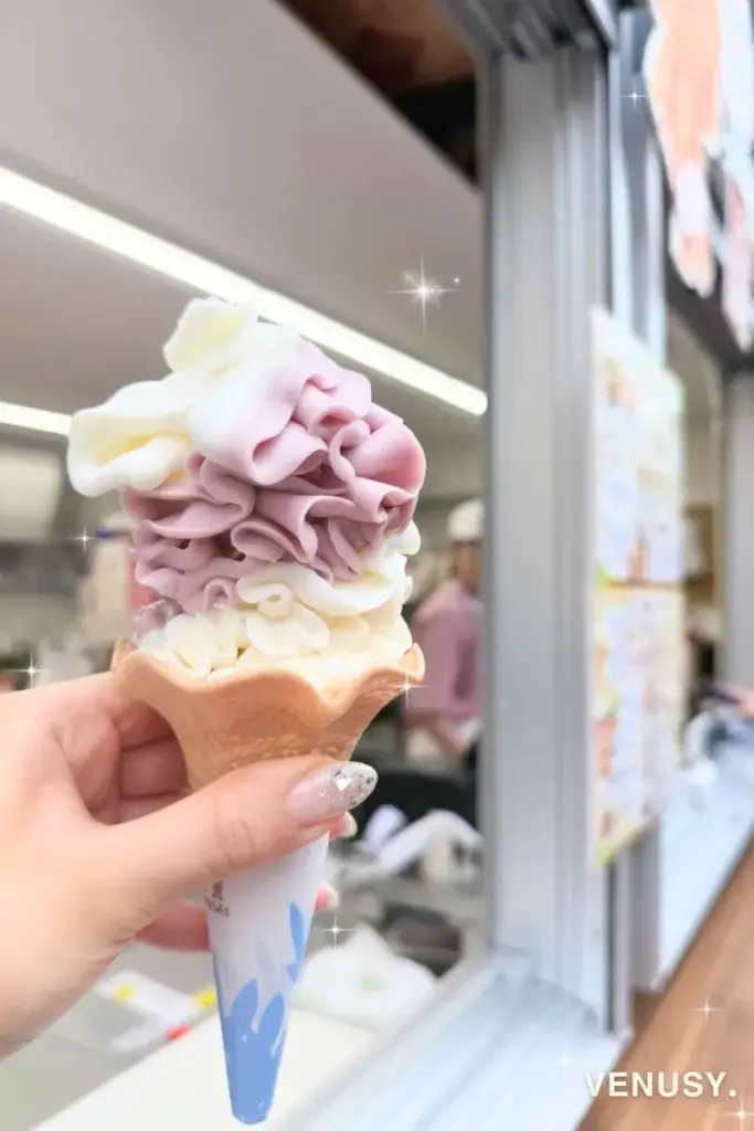 大阪・関西万博2025でミャクミャク焼きソフトクリームのトッピング、ミャクミャク焼きが売り切れのため、トッピングなし単品ソフトクリーム。