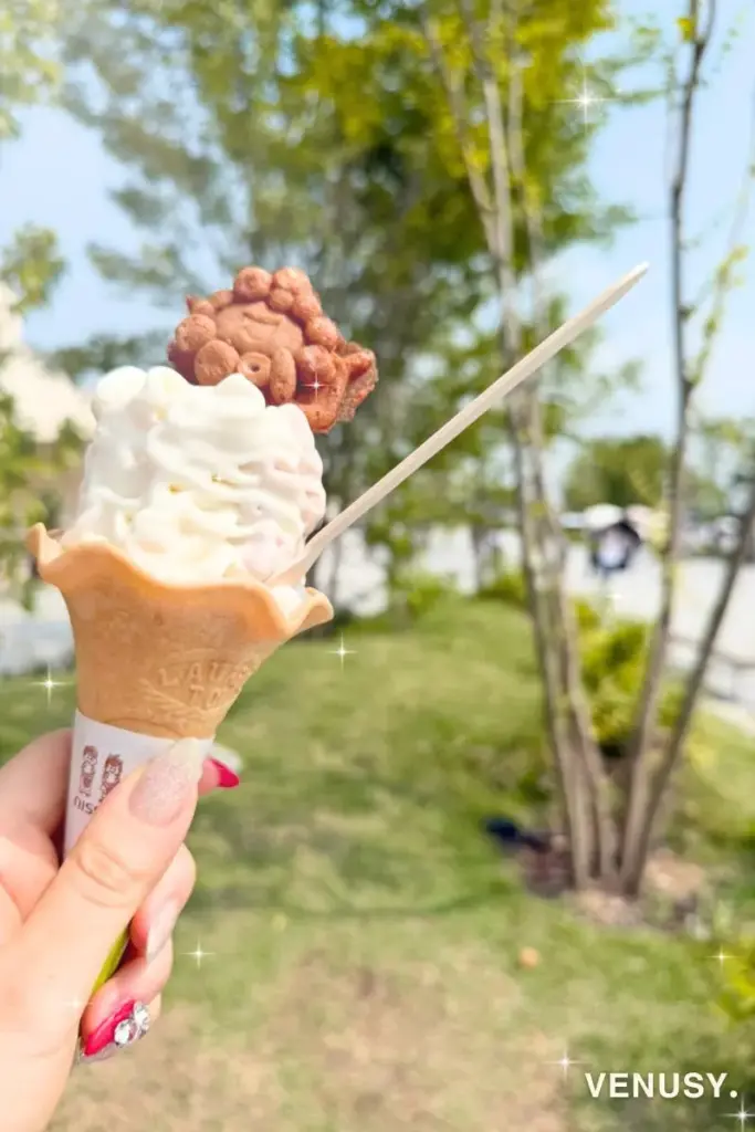 万博ミャクミャク焼きソフトクリーム｜東ゲート限定の紅ばらいも＆能登塩ミルクミックスを朝イチで撮影した映え写真