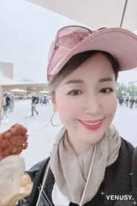 万博ミャクミャク焼きソフトクリームをポタポタ垂らしながら必死に一人で食べるヴィナぽ♡