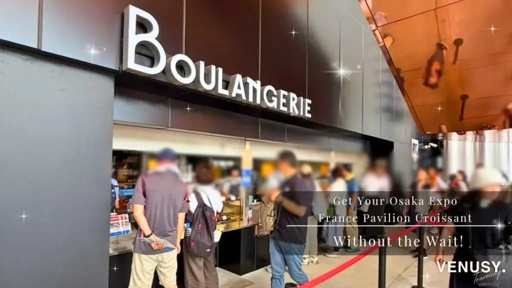 大阪万博フランス館のパン屋「La Boulangerie」に並ぶ来場者の様子。限定クロワッサンを買うための行列ができている。