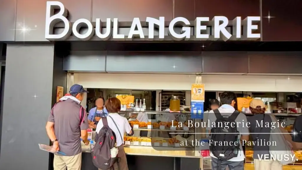大阪万博フランス館のパン屋「La Boulangerie」外観。大阪万博フランス館限定クロワッサンを販売する人気スポット。