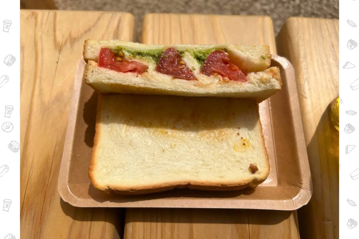 大阪万博イタリア館ジェラート：イタリアホットサンド｜トリュフ卵とカプレーゼの彩りサンド