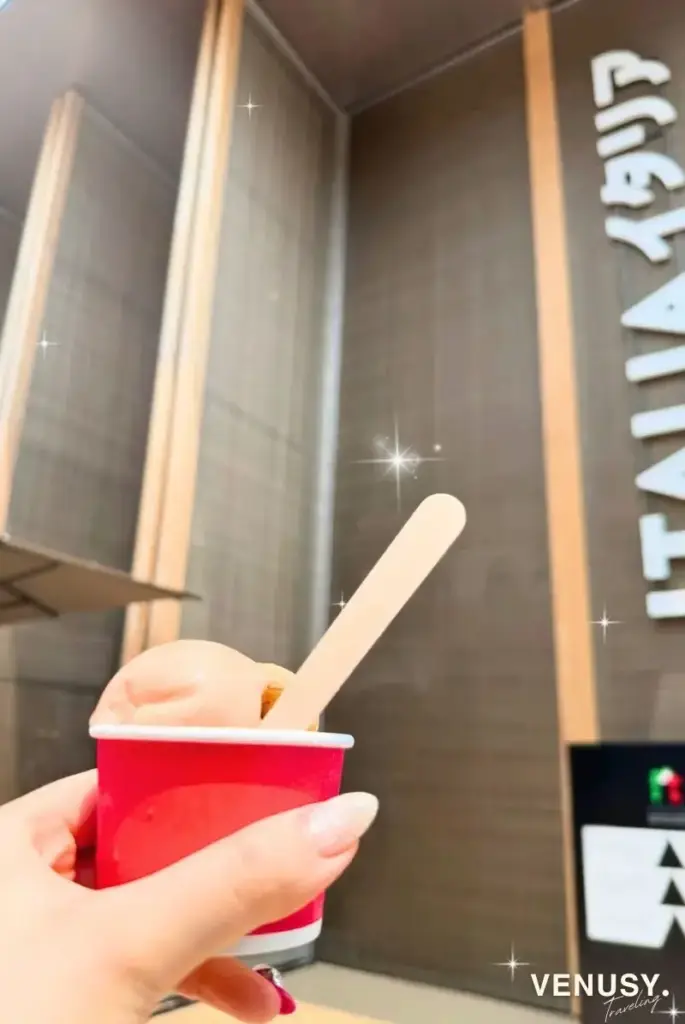 大阪万博イタリア館ジェラート|イタリア館を背景にしたトリプルジェラート(タロッコオレンジ&アマレッティ付き)