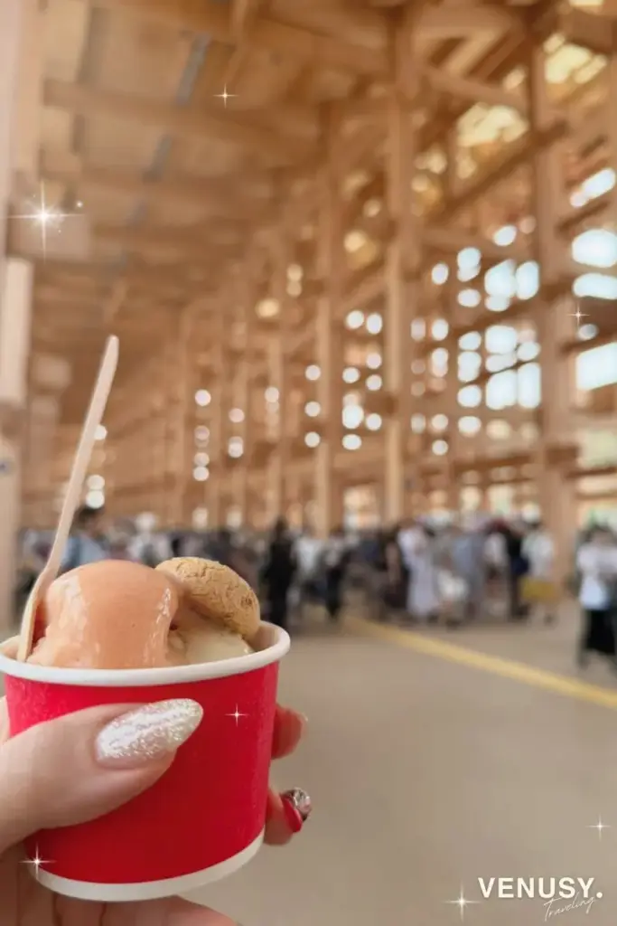 大阪万博イタリア館ジェラート|大屋根リングを背景にタロッコオレンジ&アマレッティ付きトリプルジェラートを手に持つ