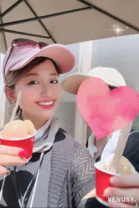 大阪万博イタリア館ジェラート|ヴィナぽ♡とmomがトリプルジェラートを実食する様子