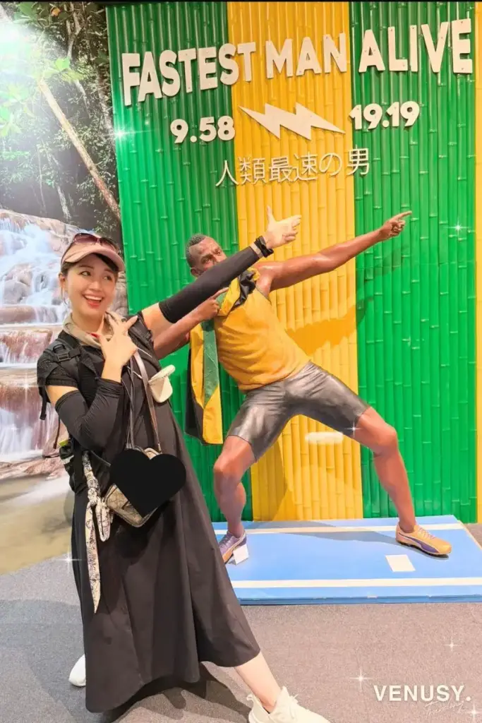 大阪万博コモンズB ジャマイカ館でウサイン・ボルト像と同じポーズをとるヴィナぽ♡