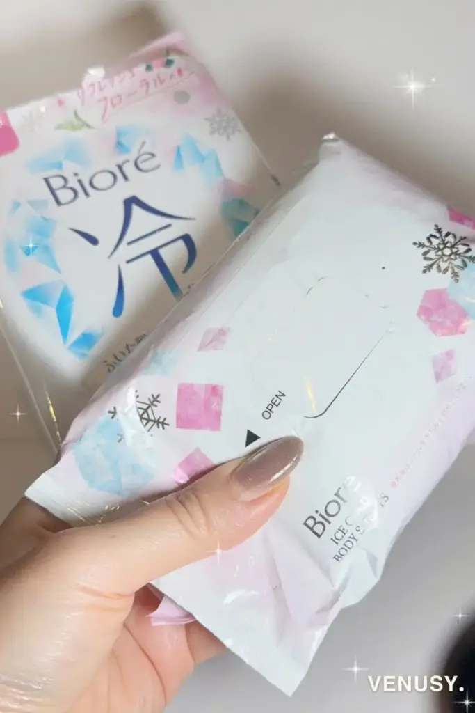 Bioreの冷却ボディシートを手に持っている写真。夏の大阪万博暑さ対策におすすめのアイテム。