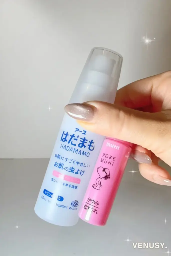 肌にやさしい虫よけスプレー「はだまも」と、スヌーピー柄のかゆみ止め「ポケムヒS」を手に持った写真。夏の外出や万博対策におすすめの虫よけ＆ケアアイテム。